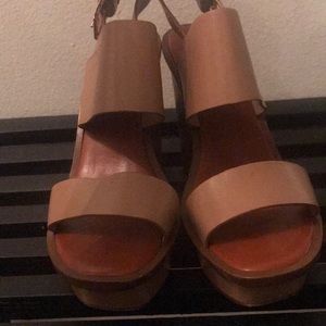 Nice nude Tory Burch plat shoes